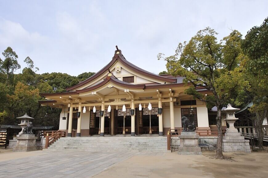 湊川神社の御社殿は珍しい鉄筋コンクリート造り