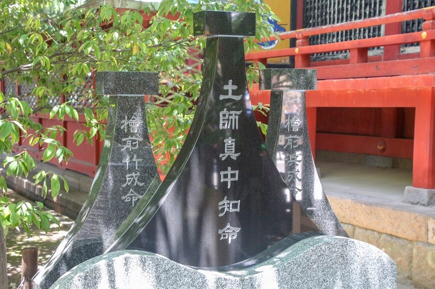 浅草神社の御祭神を表す、三柱の石碑