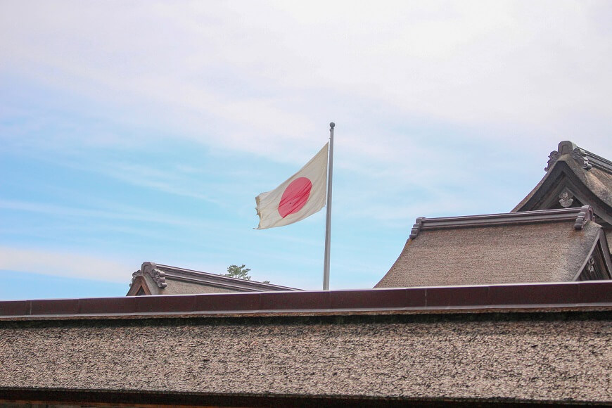 日本一の国旗と御本殿を一緒に撮る撮影スポット