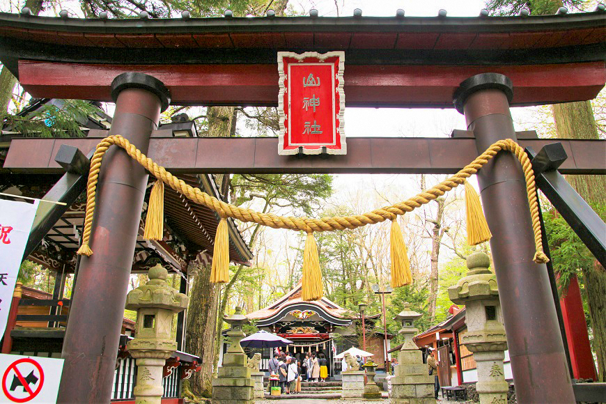 新屋山神社の鳥居と拝殿