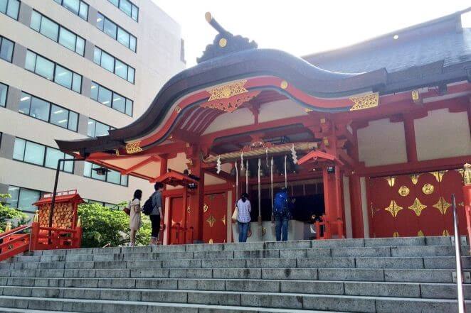 東京都にある花園神社のアクセス、住所、電話番号などの説明です。