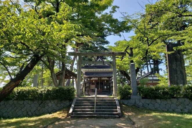 山形県にある鶴岡護国神社のアクセス、住所、電話番号などの説明です。