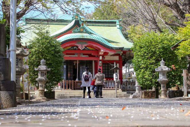 東京都にある市谷亀岡八幡宮のアクセス、住所、電話番号などの説明です。