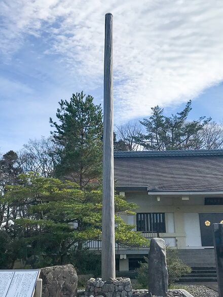 福井県護国神社にある「急流中底之柱」