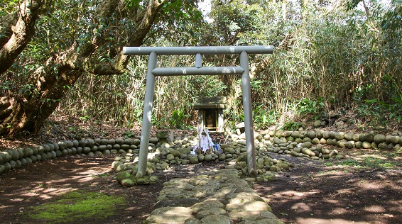東京 優婆夷宝明神社～優婆夷宝明神社と、石が伝える信仰の物語～